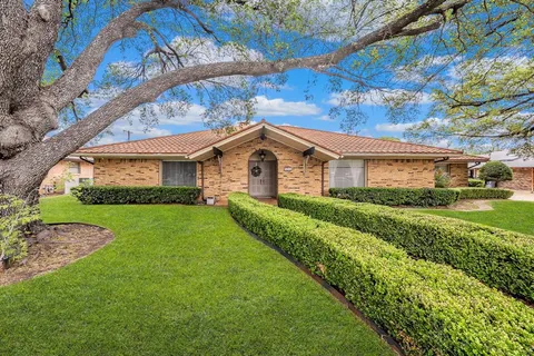 a view of an house with backyard space and garden