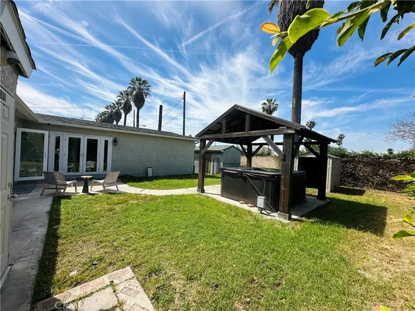 a view of a house with backyard