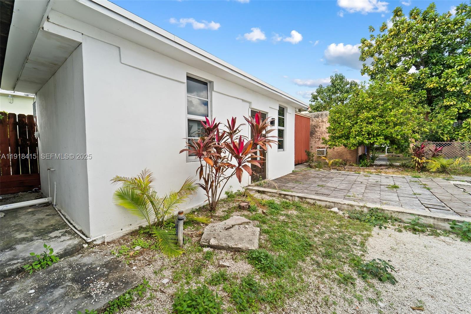 634 Southwest 10th Avenue Miami, FL 33130 - Photo 10 of 10 a view of a interior of the house