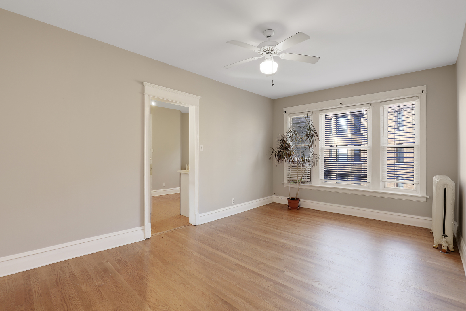 923 West Sheridan Road, Unit 2 Chicago, IL 60613 - Photo 3 of 17 Gallery Image 3