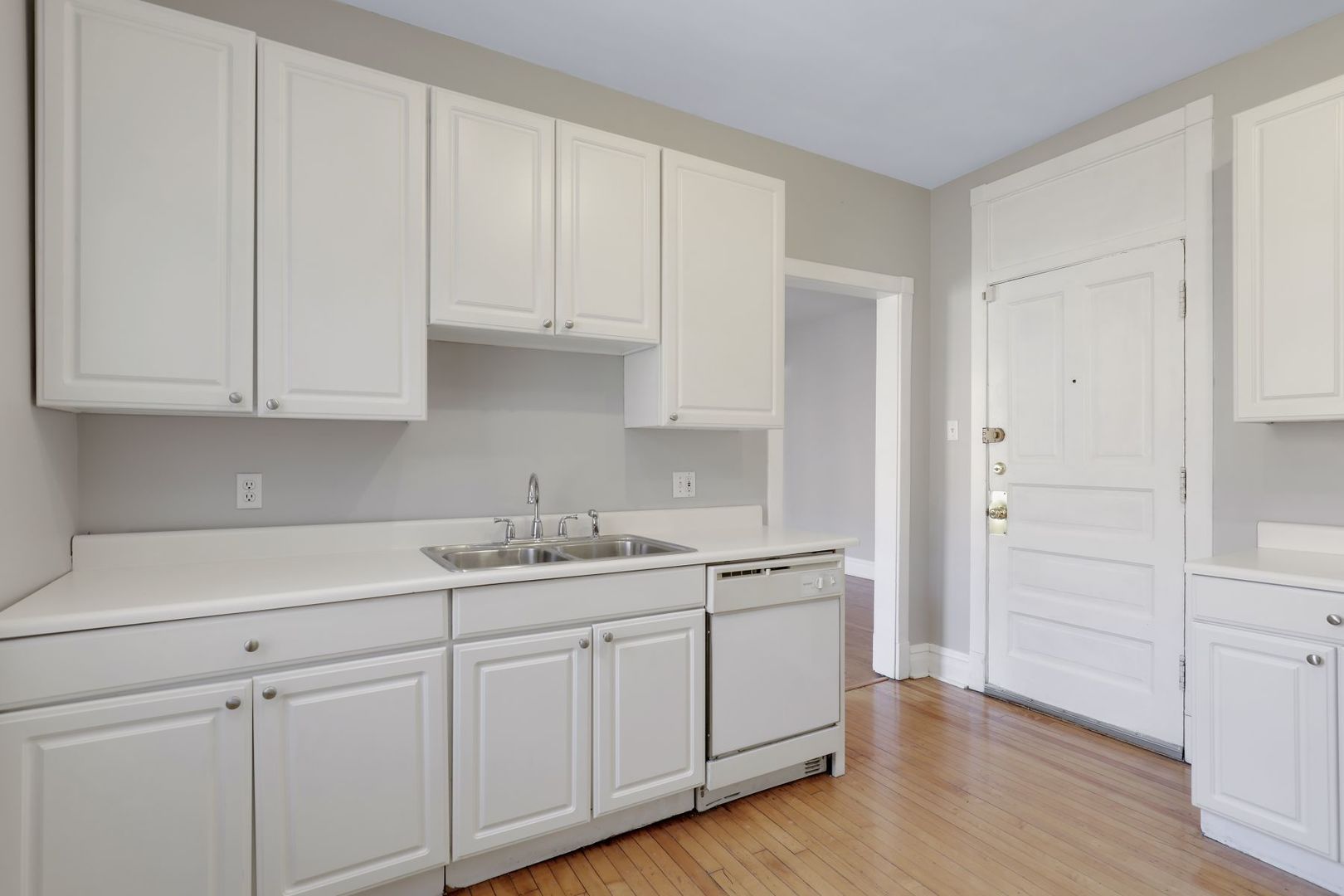 923 West Sheridan Road, Unit 2 Chicago, IL 60613 - Photo 4 of 17 Gallery Image 4