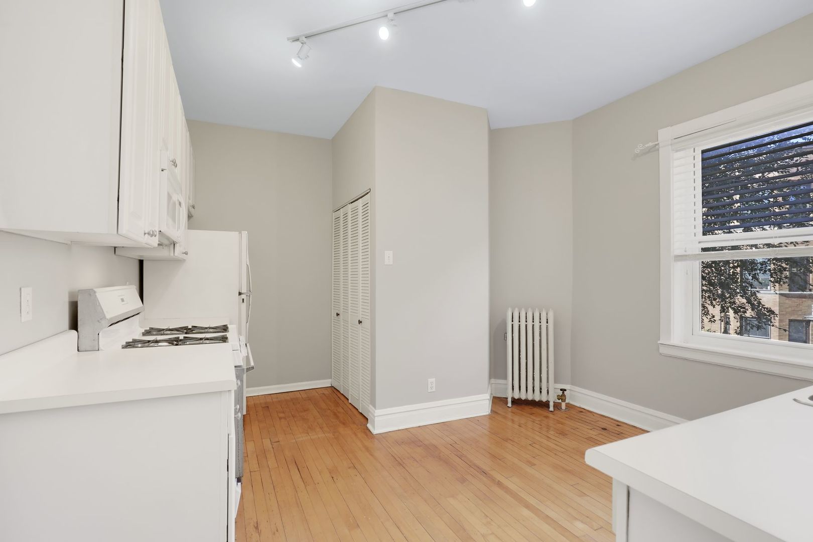 923 West Sheridan Road, Unit 2 Chicago, IL 60613 - Photo 5 of 17 Gallery Image 5