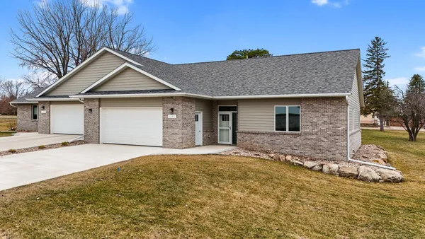 $409,000 | 1207 South Shore Drive, Worthington, MN 56187