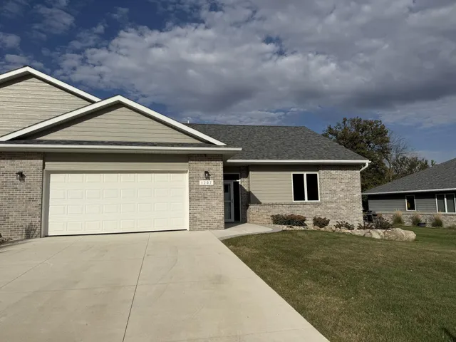 $419,900 | 1207 South Shore Drive, Worthington, MN 56187