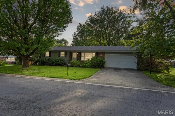 $200,000 | 24 Cardinal Lane, Highland, IL 62249