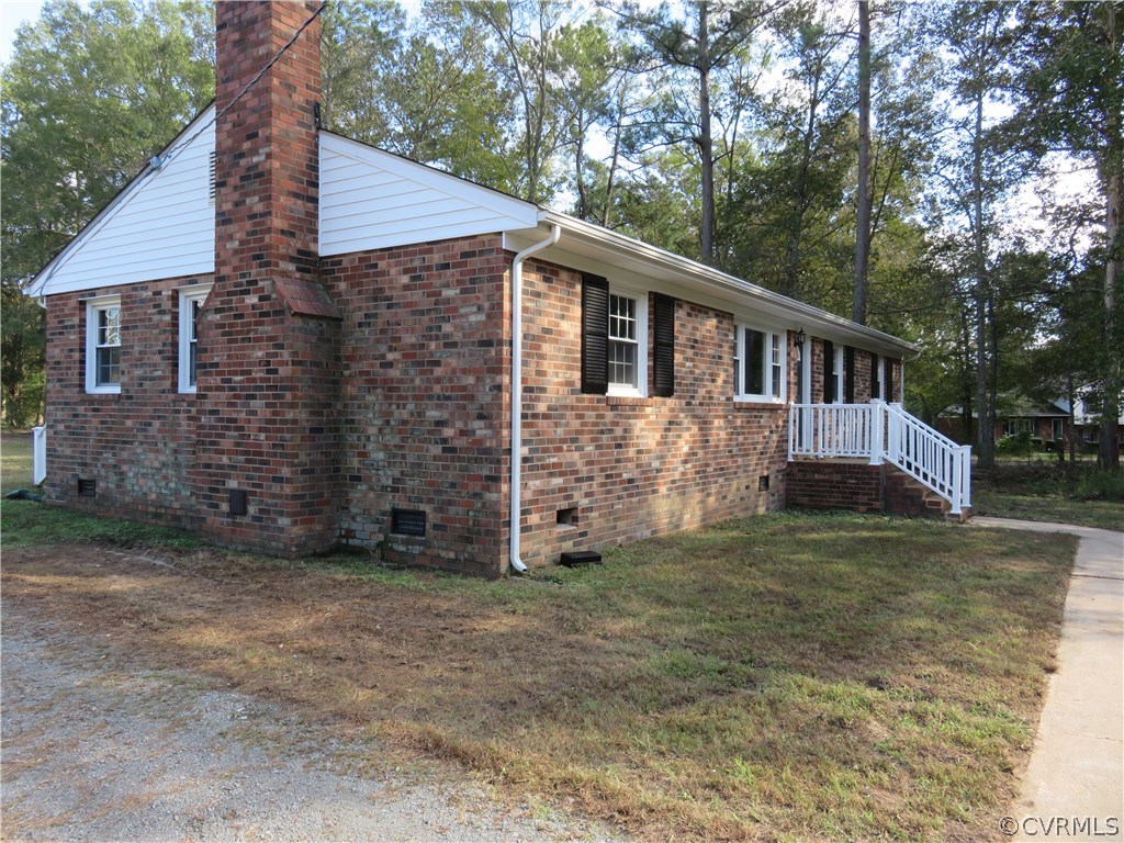 8573 Strath Road Henrico, VA 23231 - Photo 5 of 37 a backyard of a house