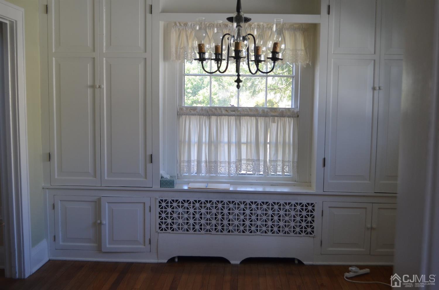 75 West Hill Road Colonia, NJ 07067 - Photo 14 of 35 an empty room with window