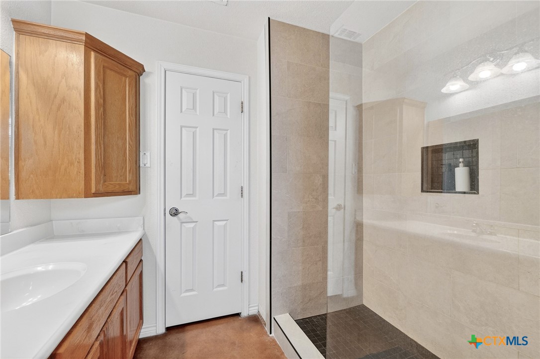 421 Sunset Ridge Drive Killeen, TX 76549 - Photo 14 of 47 a bathroom with a sink and a tub