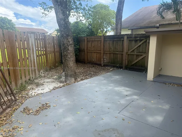 a view of a backyard
