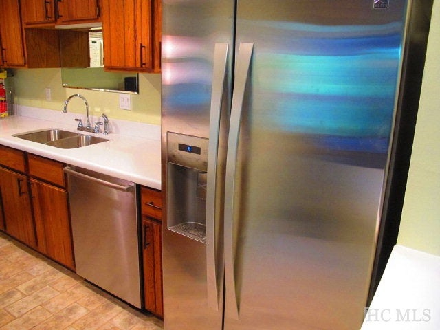 84UN-27 Emerald Ridge Road, Unit 27 Sapphire, NC 28774 - Photo 11 of 41 Gallery Image 11