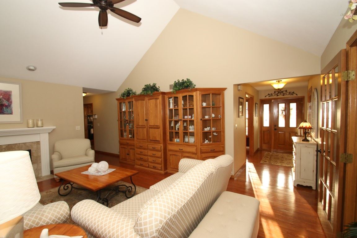 11627 Prestwick Road Belvidere, IL 61008 - Photo 6 of 25 a living room with furniture