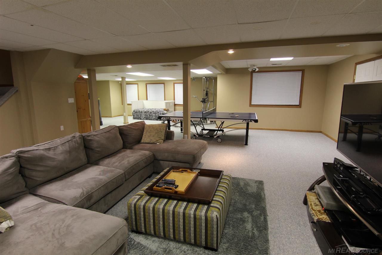 3033 West Kilburn Rochester, MI 48306 - Photo 32 of 44 31319102-31.JPG
