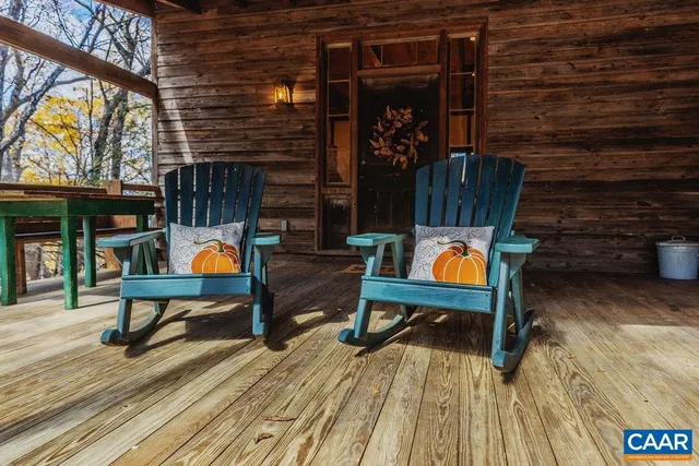 a view of sitting area with furniture