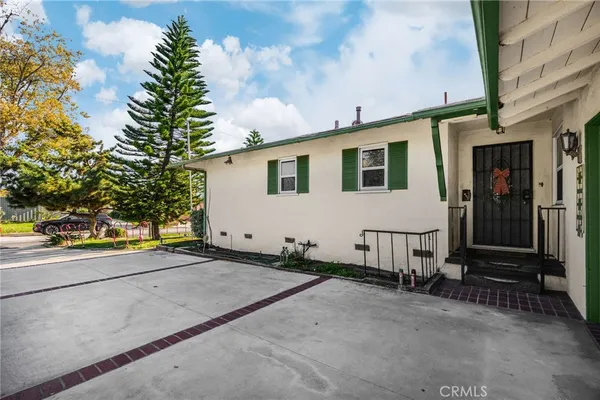 a view of a house with backyard and sitting area