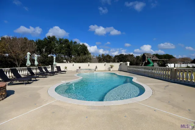 $825,000 | 371 Myrtle Grove Drive, Houma, LA 70360