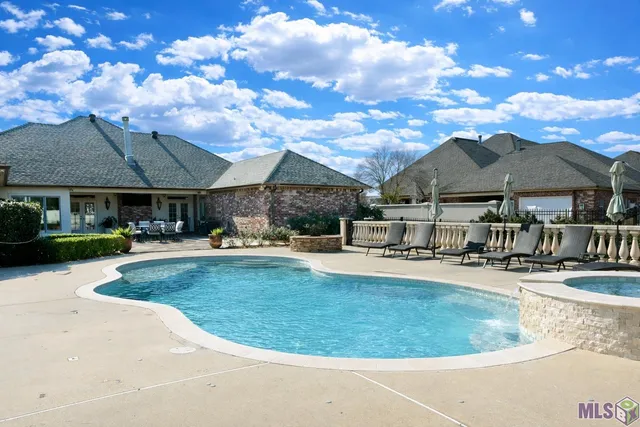 $825,000 | 371 Myrtle Grove Drive, Houma, LA 70360