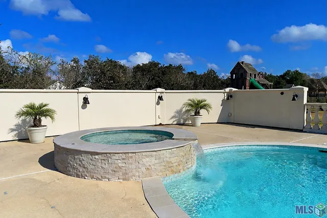 $825,000 | 371 Myrtle Grove Drive, Houma, LA 70360