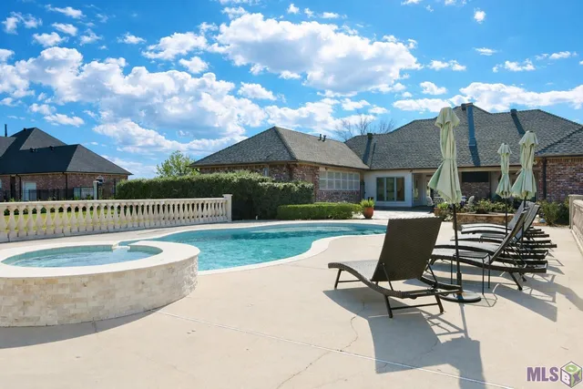 $825,000 | 371 Myrtle Grove Drive, Houma, LA 70360