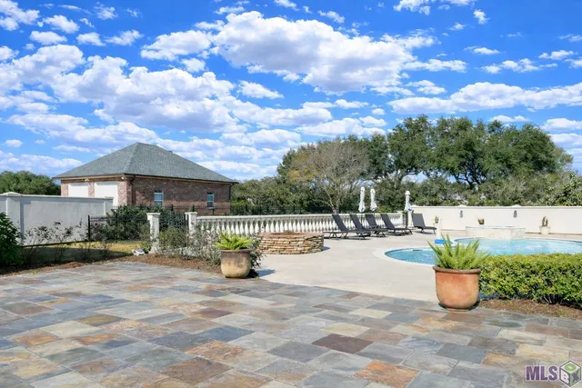 $825,000 | 371 Myrtle Grove Drive, Houma, LA 70360