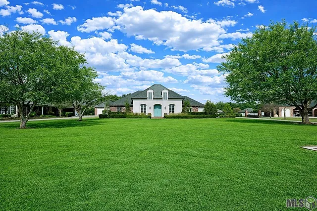 $825,000 | 371 Myrtle Grove Drive, Houma, LA 70360