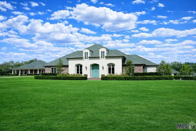 $825,000 | 371 Myrtle Grove Drive, Houma, LA 70360