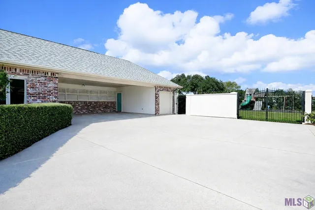 $825,000 | 371 Myrtle Grove Drive, Houma, LA 70360
