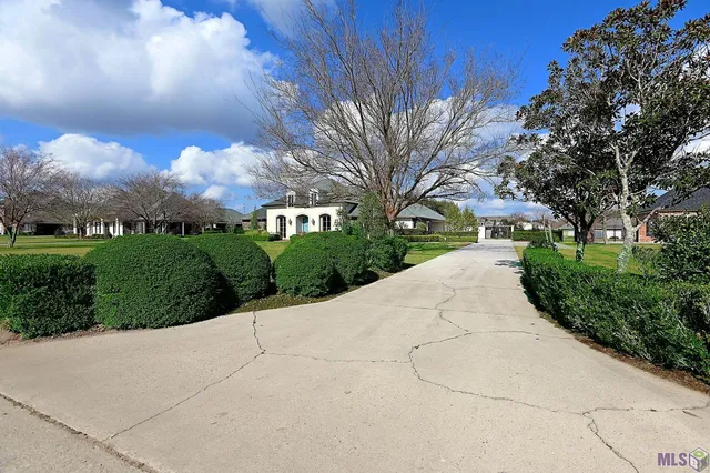 $825,000 | 371 Myrtle Grove Drive, Houma, LA 70360