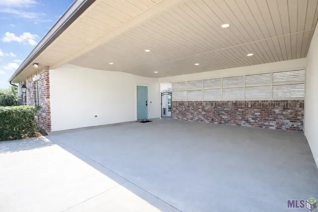 $825,000 | 371 Myrtle Grove Drive, Houma, LA 70360