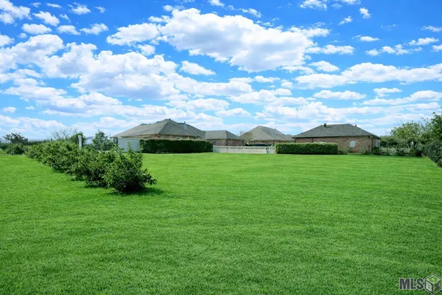 $825,000 | 371 Myrtle Grove Drive, Houma, LA 70360