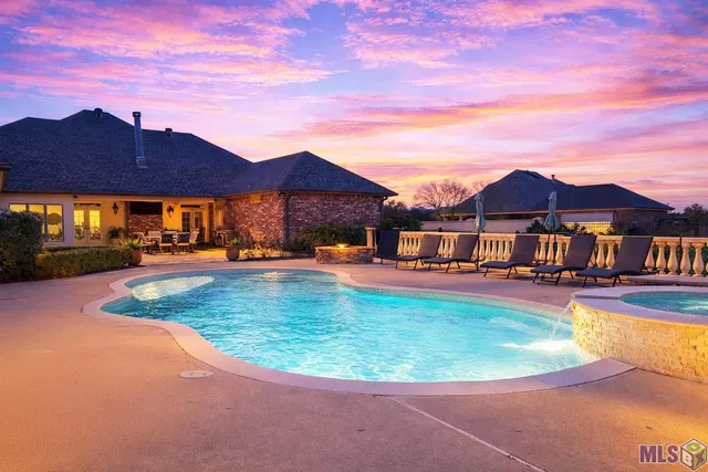 $825,000 | 371 Myrtle Grove Drive, Houma, LA 70360