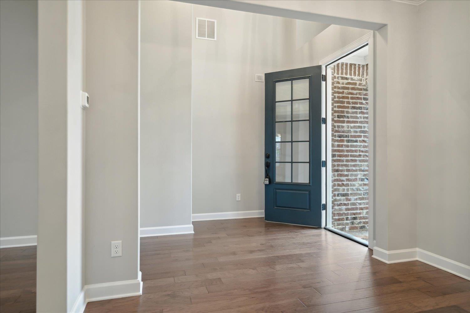 6437 Rutherford Circle Arlington, TN 38002 - Photo 3 of 40 Entrance foyer with wood-type flooring