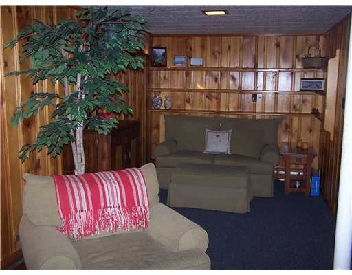 71 Greylock Road Bristol, RI 02809 - Photo 10 of 11 Den/Family/Great Room.