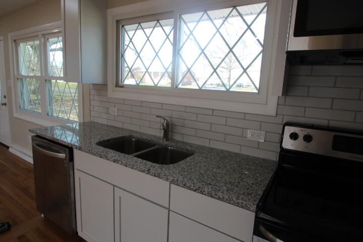 2316 Harrodsburg Road Lexington, KY 40503 - Photo 10 of 45 2316 Kitchen stove counter DW