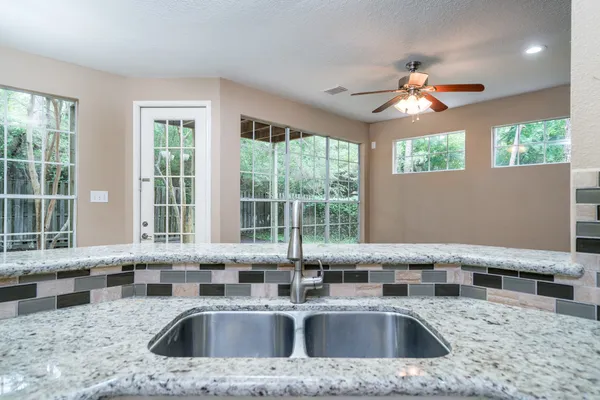 $2,500 | 66 Lakeridge Drive, The Woodlands, TX 77381