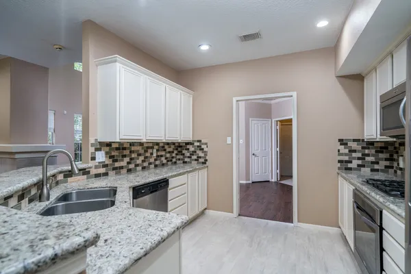 $2,500 | 66 Lakeridge Drive, The Woodlands, TX 77381