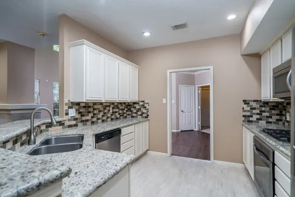 $2,500 | 66 Lakeridge Drive, The Woodlands, TX 77381