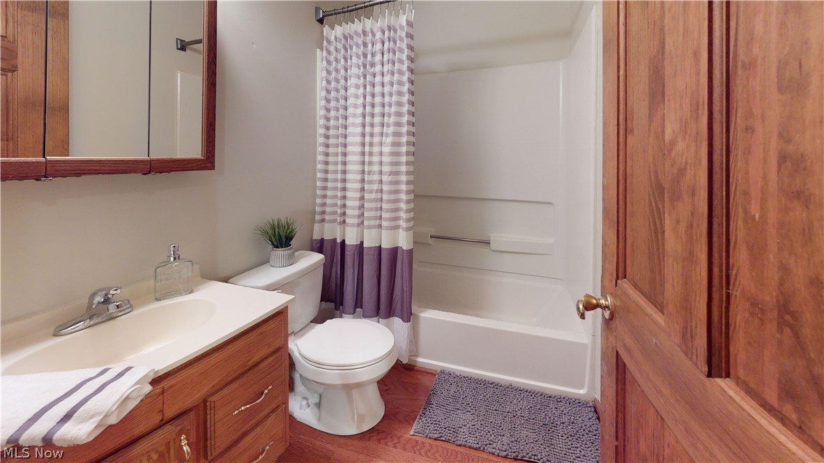 1284 River Road Morgantown, WV 26501 - Photo 27 of 50 MAIN BATHROOM BY THE BEDROOMS