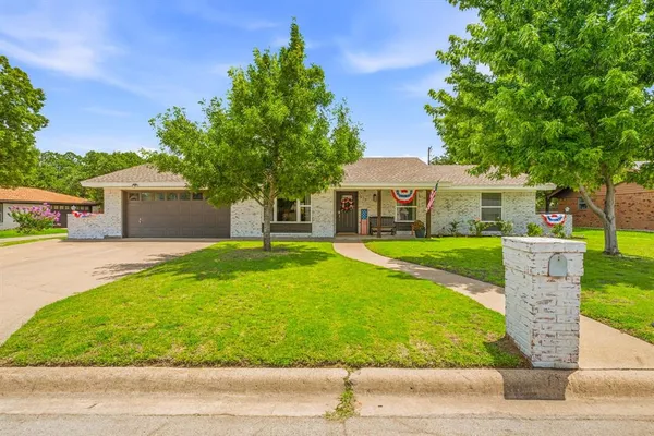 $375,000 | 977 North Mockingbird Lane, Stephenville, TX 76401
