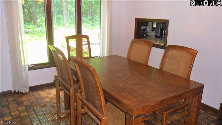 12446 Woodin Road Chardon, OH 44024 - Photo 7 of 19 Separate dining area with pass through from kitchen.