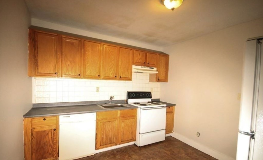 22-24 Kendall Street Springfield, MA 01104 - Photo 3 of 4 Gallery Image 3