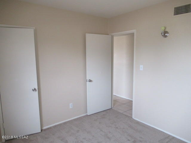 2551 West Capistrano Road Tucson, AZ 85746 - Photo 9 of 12