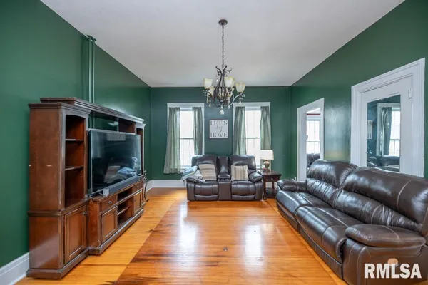 $279,900 | 805 South 5th Street, Pekin, IL 61554