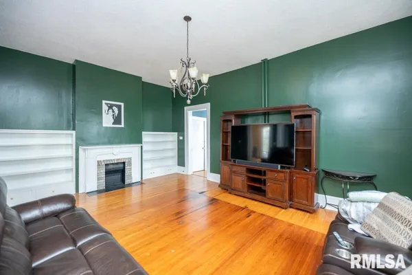 $279,900 | 805 South 5th Street, Pekin, IL 61554