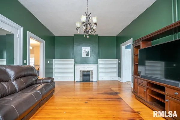 $279,900 | 805 South 5th Street, Pekin, IL 61554