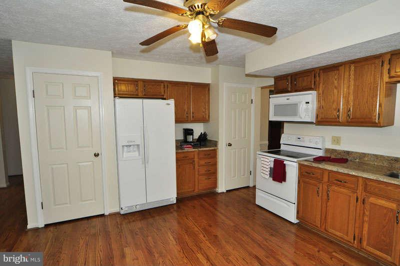 1929 Beech Road Sterling, VA 20164 - Photo 13 of 30 Kitchen