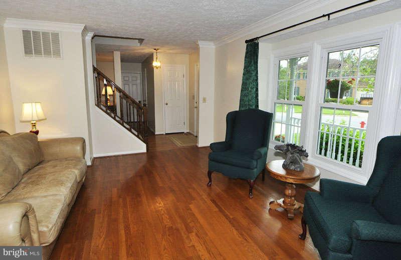 1929 Beech Road Sterling, VA 20164 - Photo 5 of 30 Living Room