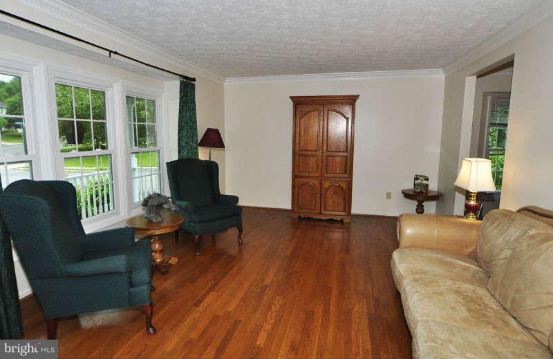1929 Beech Road Sterling, VA 20164 - Photo 6 of 30 Living Room