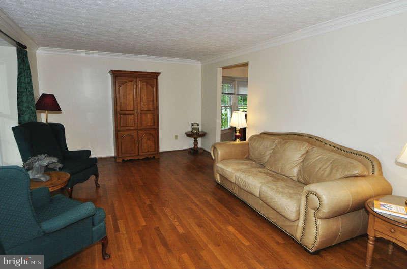 1929 Beech Road Sterling, VA 20164 - Photo 7 of 30 Living Room
