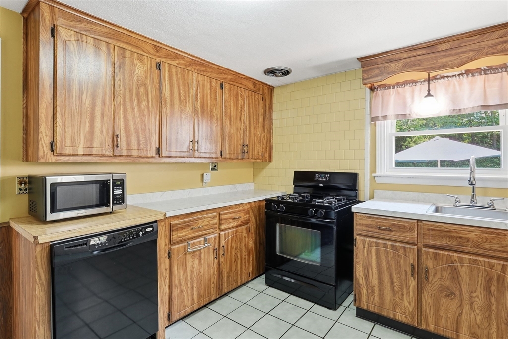 52 Elbert Road Agawam, MA 01001 - Photo 15 of 29