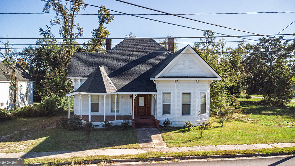 65 East Calhoun Street Wadley, GA 30477 - Photo 1 of 25 a front view of a house with garden